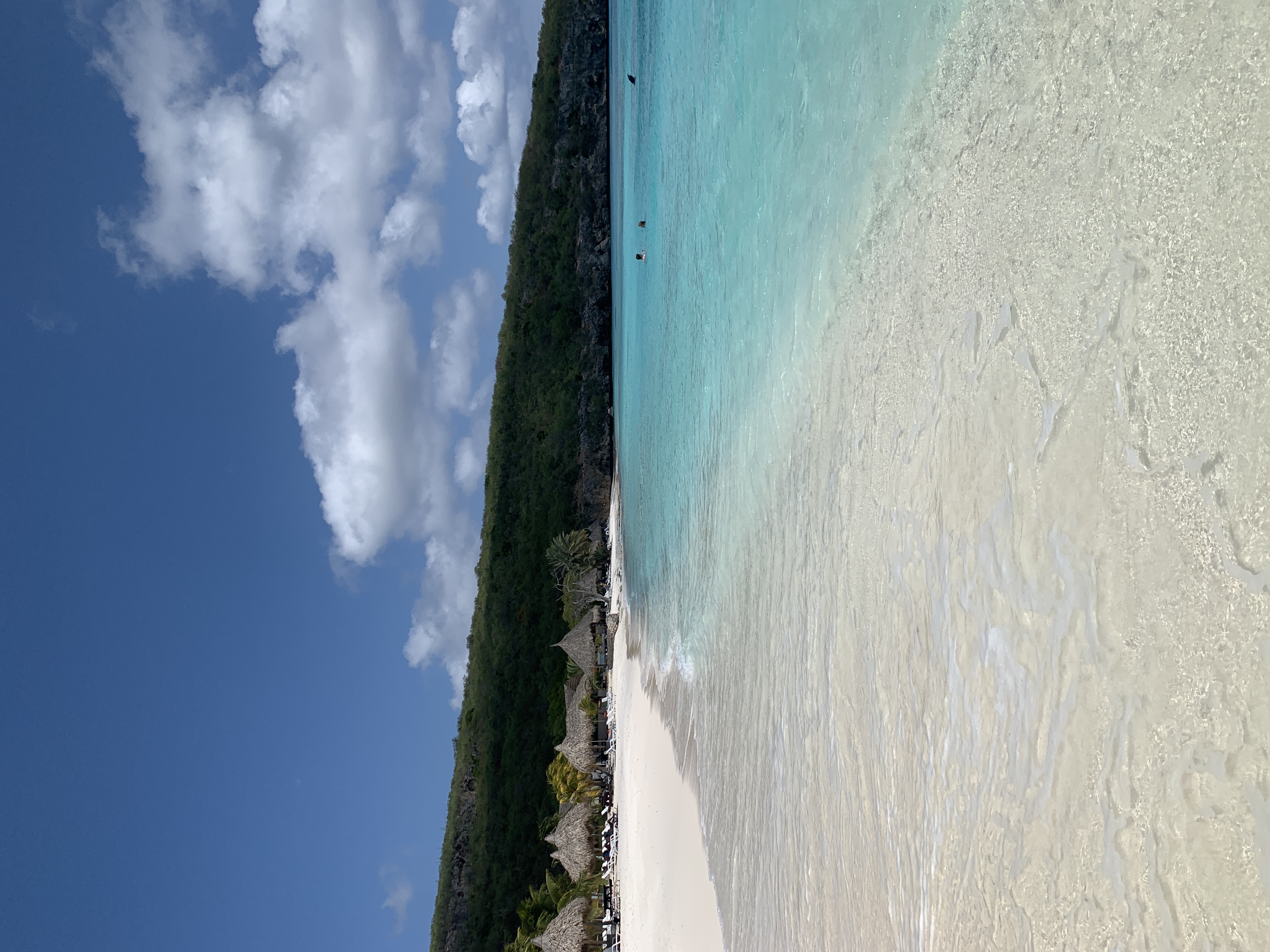 Prachtig tropisch strand met kristalhelder water - perfecte bestemming voor groepsreizen